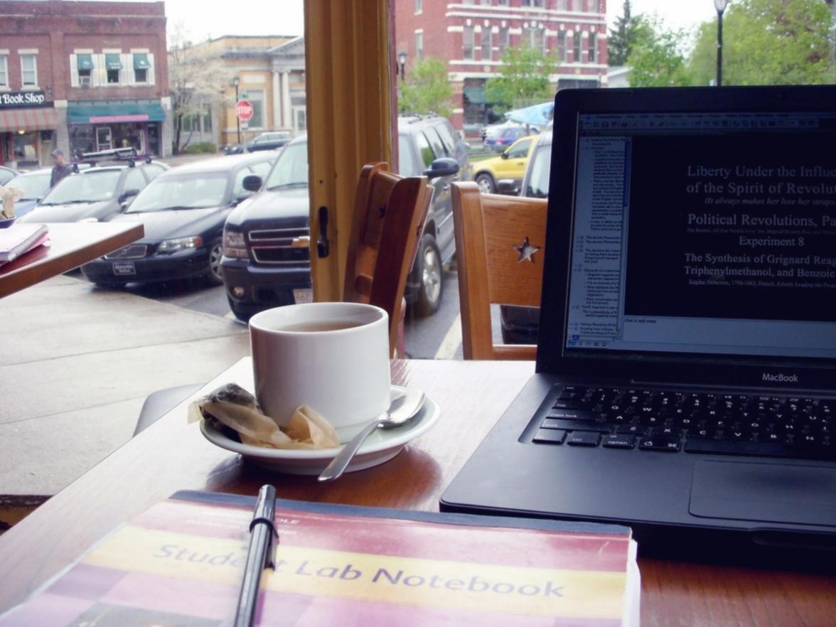 Bureau lumineux avec outils de planification financière