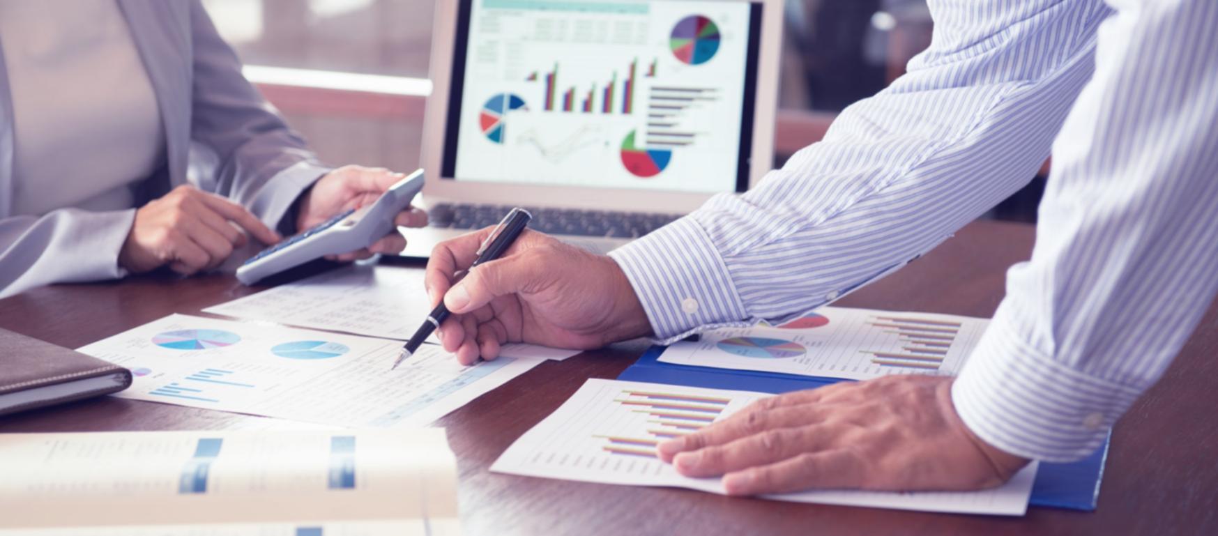 Réunion de planification financière avec documents et graphiques